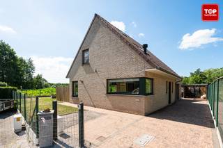 <p><span>Op het einde van een rustige doodlopende straat, in een aangename residentiële woonwijk, bevindt zich deze instapklare alleenstaande woning.<br /><br />Hier geniet u van een uitzonderlijk rustige ligging met een prachtig open zicht over de achterliggende velden, terwijl de R4 zich op slechts enkele minuten bevindt en zorgt voor een vlotte verbinding.</span></p>
<p><span>Binnenin valt meteen de ruime en lichtrijke leefruimte met open keuken op, waar grote raampartijen zorgen voor een overvloed aan natuurlijk licht en een mooi contact met de tuin. </span></p>
<p><span>De woning beschikt over drie slaapkamers en een comfortabele badkamer die uitgerust is met zowel een ligbad als een douche. <br /><br />Daarnaast biedt de zolder heel wat extra bergruimte en mogelijkheden, terwijl de inpandige garage zorgt voor extra comfort en praktisch gebruiksgemak.</span></p>
<p><span>De zonnige tuin vormt een absolute troef. Dankzij de gunstige oriëntatie en het vrije uitzicht over de velden geniet u hier in alle rust en privacy van het buitenleven.</span></p>
<p><span>Bent u op zoek naar een instapklare gezinswoning die rust, ruimte en een uitstekende bereikbaarheid combineert? <br /><br /></span><span>Neem contact op metTop Vastgoed via 0475 700 700.</span></p>