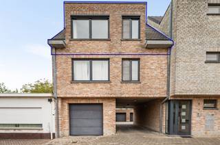 <p><span>Perfect instapklaar appartement, gunstig gelegen nabij het landelijke dorpscentrum van Putte.</span></p><p><span> </span></p><p><span>Dit knap appartement met 2 slaapkamers is gelegen op de tweede verdieping van een recente residentie, bouwjaar 2002, en is vlot toegankelijk via lift of trap. Het appartement is functioneel ingedeeld en werd afgewerkt met duurzame materialen en steeds met de grootste zorg onderhouden. Grote raampartijen zorgen voor veel lichtinval. De woonkamer en halfopen keuken bieden een gezellige thuis, met aansluitend een mooi terras. De ruime inkomhal / nachthal biedt toegang tot twee slaapkamers, een gastentoilet, een CV-ruimte en een badkamer met ligbad, douche en bidet. Een berging/wasruimte maakt het geheel compleet. Extra stockageruimte is voorzien in de ruime bergzolder, bereikbaar via schuiftrap. Parkeergelegenheid is gegarandeerd dankzij de ondergrondse, privatieve autostaanplaats - inbegrepen in de vraagprijs.</span></p><p><span> </span></p><p><span>Dankzij de gunstige ligging pal in het aangename centrum zijn winkels, scholen, een wekelijkse markt en openbaar vervoer op wandelafstand te bereiken.</span></p><p><span> </span></p><p><span>Op zoek naar een mooi appartement of een ideale investering ? Mis deze kans niet en contacteer ons via 015/755 444 of info@immovercammen.be .</span></p><p><span> </span></p>