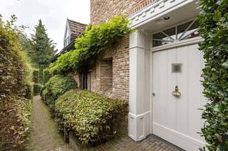 <p><strong>Riante villa van de hand van architect Rutten gelegen op uitstekende locatie te Turnhout op schitterende zuidwest gerichte kavel van 1.514m². De villa heeft een bewoonbare oppervlakte van 388 m² en omvat o.a. leefgedeelte met 2 zithoeken, eetkamer en woonkeuken, masterbedroom met dressing, 4 kinderslaapkamers, 2 badkamers, ruimte voor vrij beroep, wasplaats en dubbele inpandige garage. Deze villa verkeert in uitstekende staat van onderhoud, voorzien van zonnepanelen met thuisbatterij en een gunstig EPC van 141 kWh/jaar of label B.</strong><br /><br />Gelijkvloers:<br />Een ruime, lichtrijke inkomhal met vestiaire en gastentoilet biedt toegang tot het woongedeelte, het trappenhuis en de keuken. Vanaf het eerste moment valt de villa op door haar uitstekende staat van onderhoud en de keuze voor bijzonder mooie en duurzame materialen. In de woonkamer is het heerlijk vertoeven. Vanuit elke hoek behoudt u het contact met de prachtig aangelegde tuin. De zithoek is centraal gesitueerd bij de open haard en televisie, terwijl de bibliotheek uitkijkt over de oprit en de eetkamer een prachtig zicht heeft op de achtertuin. De ruimte is speels ingedeeld en uitgerust met stijlvolle maatwerkkasten en airconditioning. De keuken vormt het hart van de woning. Hier kunt u gezellig tafelen met uitzicht op de tuin. Bij mooi weer openen de tuindeuren rechtstreeks naar het terras. De keuken is volledig uitgevoerd in maatwerk met hoogwaardige toestellen en heeft een rechtstreekse verbinding met de inkomhal. Verder nog een dubbele inpandige garage met automatische poorten, wat in- en uitrijden bijzonder comfortabel maakt. Boodschappen brengt u handig naar de kelder of rechtstreeks naar de keuken. Een ruime wasplaats is eveneens voorzien van ingebouwde kasten.<br /><br />Tussenverdieping:<br />Via de brede trap bereikt u de tussenverdieping, waar een bijzonder lichtrijk<span>e </span>kantoor is ingericht (41 m²). Deze kan perfect dienstdoen als werkplek, maar ook eenvoudig worden omgevormd tot een kleine studio of speelkamer met opbergruimte onder het dak en aangrenzend nog een gezellig opkamertje, thans ingericht als bureau.<br />Eerste verdieping:<br />Op de eerste verdieping bevinden zich ruime slaapkamers, allemaal badend in daglicht en voorzien van massief eiken parketvloeren. De kinderslaapkamers zijn allen voorzien van ingemaakte kasten, ze delen een badkamer met ligbad en dubbele wastafel; het toilet is apart. De masterbedroom beschikt over een dressing en een eigen badkamer die recent gerenoveerd werd. De badkamer is uitgerust met een inloopdouche, dubbele wastafel en maatwerkkasten.<br /><br />Tweede verdieping:<br />Deze is sfeervol ingericht onder het schuine dak. Ook hier werd recent gerenoveerd; prachtige eiken vloeren en ingebouwde kasten maken dit tot een volwaardige verdieping met 2 slaapkamers, waar u in alle rust kunt studeren of werken.<br /><br />Algemeen:<br />Deze villa werd uitgevoerd in prachtige en degelijke materialen zoals natuursteen en massief eiken parket. Volle deuren, kwalitatief hang -en sluitwerk en de technische uitrusting verkeert in uitstekende staat. De elektrische keuring is conform tot 2048. Er zijn 18 zonnepanelen en een thuisbatterij van 16 kWh. Er is geen asbest aanwezig en deze eigendom beschikt over een bijzonder gunstig EPC label B.<br /><br />Omgeving:<br />Omringd door natuur en bos is deze tuin is aangelegd onder architectuur en biedt elk seizoen een boeiend geheel dankzij de volgroeide hagen, doordachte rustpunten en een verfijnde plantenkeuze. De tuin is volledig afgesloten, zuidwest georiënteerd en voorzien van verlichting en drie gezellige terrassen, waardoor het in alle seizoenen een heerlijke plek is om te genieten.<br /><br />Bijzonderheden:<br />- Gunstige locatie<br />- Zeer gunstig EPC (B label - 141 kWh/m²)<br />- Geen asbest<br />- 18 Zonnepanelen en een thuisbatterij<br />- Elektrische installatie goedgekeurd tot 2048</p>