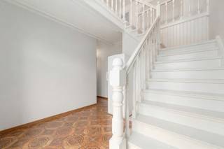 <p><strong>Ben je op zoek naar een ruime en veelzijdige woning met 3 slaapkamers, meerdere autostaanplaatsen én de mogelijkheid om wonen en werken te combineren? Zo gevonden!</strong></p>

<p>Deze charmante eengezinswoning biedt een bewoonbare oppervlakte van maar liefst 408 m² op een perceel van 656 m² en is gunstig gelegen nabij invalswegen en openbaar vervoer. Dankzij EPC-label C, dubbele beglazing en zonnepanelen geniet je bovendien van een energiezuinige woning.</p>

<p>Je betreedt de woning via de inkomhal, die toegang geeft tot een royale leefruimte van 53 m². Aansluitend bevindt zich de volledig uitgeruste keuken met onder andere gasfornuis, oven, microgolf, koelkast, dubbele spoelbak en vaatwasser. Verder is er op het gelijkvloers een apart toilet. Op de eerste verdieping geeft de nachthal uit op drie volwaardige slaapkamers van 31 m², 19 m² en 17 m², waarvan één beschikt over een dressing. De ruime badkamer is uitgerust met douche, ligbad/jacuzzi, toilet en een dubbele wastafel.</p>

<p>Een grote meerwaarde is de volledig ingerichte handelsruimte, momenteel uitgebaat als frituur. Ideaal voor zelfstandigen of eenvoudig om te vormen naar een andere invulling. Ook de multifunctionele kelderruimtes bieden tal van mogelijkheden als hobbyruimte, wasplaats of berging.</p>

<p>Buiten geniet je van een ruime tuin met zwembad, tuinhuis en twee terrassen. Verder beschikt de woning over twee garages en een ruime oprit met parkeergelegenheid voor meerdere wagens.</p>

<p><strong>De vermelde prijs van € 425.000 betreft een vanafprijs. Elk bod vanaf dit bedrag wordt aan de eigenaar voorgelegd, die zich het recht voorbehoudt een bod al dan niet te aanvaarden.</strong></p>