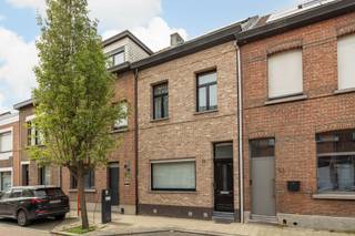 <p>Bent u op zoek naar een perfect onderhouden gezinswoning met karakter, veel licht en een zalige buitenruimte? Deze unieke woning in de De Bosschaertlei biedt modern comfort op een centrale locatie.</p><p>Authentieke charme &amp; praktische indeling : Bij binnenkomst valt direct de elegantie van de inkomhal op, met een tijdloze donkere tegelvloer en prachtige witte lambrisering. Een fraaie boog leidt naar de traphal met de authentieke houten trap, een knipoog naar het oorspronkelijke karakter van de woning.</p><p>Ruimte voor gezelligheid en koken : De leefruimte vormt een harmonieus geheel. De sfeervolle eetkamer is modern en gezellig. Dankzij een van de drie strategisch geplaatste airco-units geniet u hier het hele jaar door van de ideale temperatuur. De aansluitende landelijke keuken is een droom voor elke hobbykok, afgewerkt met metrotegels en een houten werkblad. De unieke lichtstraat in de veranda zorgt voor een overvloed aan natuurlijk licht tot diep in de keuken.</p><p>Rust en comfort : Op de verdiepingen bevinden zich 3 volwaardige slaapkamers. Ook de master bedroom is uitgerust met airco. Voor een optimale nachtrust en privacy is de volledige woning voorzien van rolluiken.</p><p>Zuidwest gerichte tuin &amp; garage De absolute troef is de diepe, perfect georiënteerde zuidwest tuin. Hier geniet u de hele dag van de zon. Een betegeld pad leidt naar de ruime garage achteraan, die tevens vlot bereikbaar is via de zijkant van het perceel.</p>