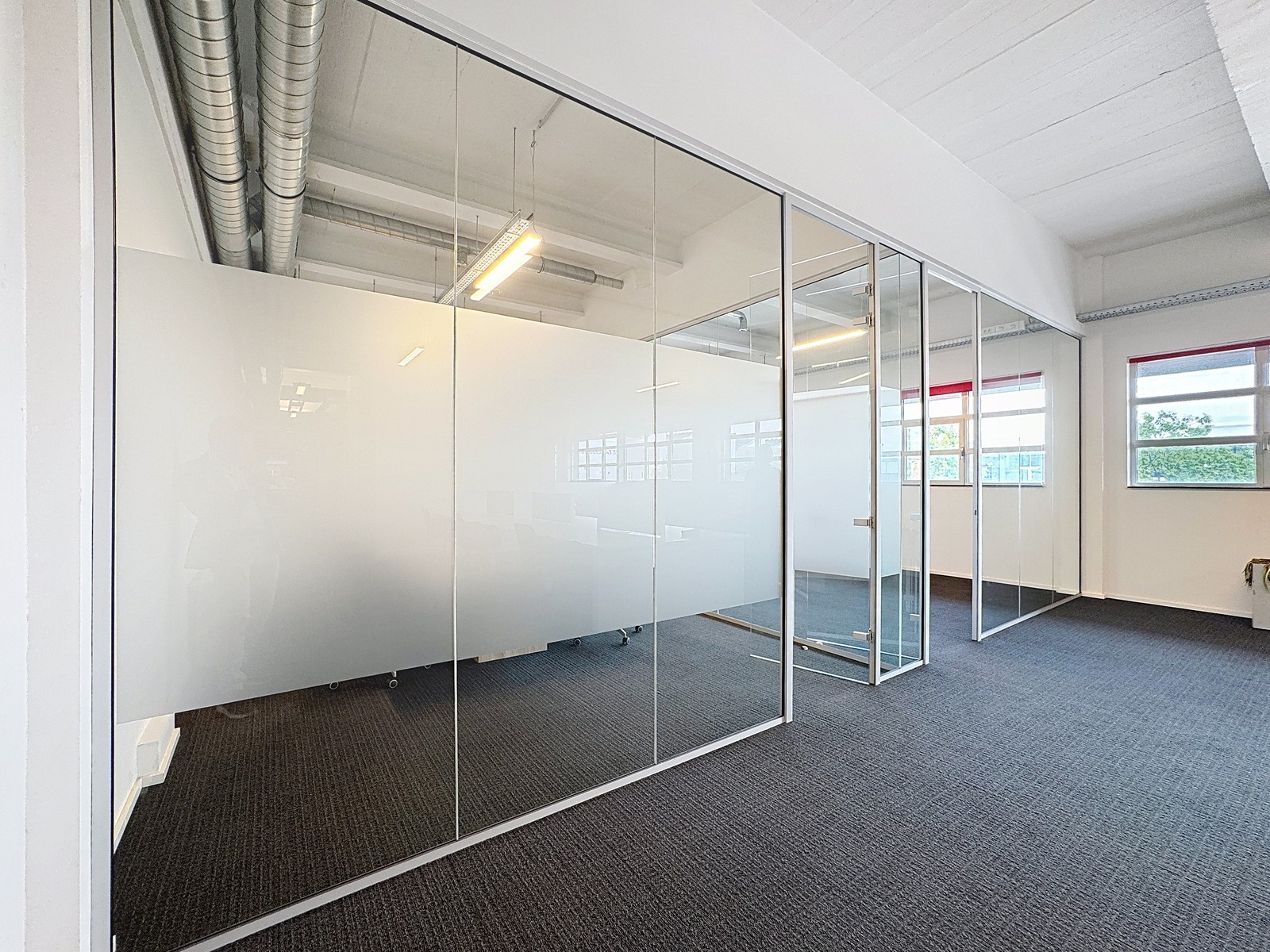 Betaalbare en instapklare KANTOORRUIMTE (220m²) voorzien van alle comfort (databekabeling, airco,...) met 7 private parkings. Vlot bereikbaar via Expresweg van Brugge! - foto 4