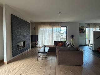 In het hart van Merelbeke bevindt zich dit ruim en lichtrijk appartement van maar liefst 125 m².<br />Het appartement beschikt over twee volwaardige slaapkamers en is ideaal voor wie op zoek is naar comfort en ruimte.<br />De grote troef van dit appartement is het zeer ruime terras, perfect om te genieten van rustige momenten in de buitenlucht.<br />Daarnaast is er een garage voorzien voor twee wagens én een extra autostaanplaats, wat zorgt voor optimaal parkeercomfort.<br /><strong>Indeling:</strong>
<ul>
	<li><span>Ruime leefruimte met veel lichtinval </span></li>
	<li><span>Volledig uitgeruste keuken </span></li>
	<li><span>2 slaapkamers </span></li>
	<li><span>Badkamer </span></li>
	<li><span>Zeer groot terras </span></li>
	<li>Bureau </li>
</ul>
<strong>Extra’s:</strong>

<ul>
	<li><span>Garage voor 2 wagens </span></li>
	<li><span>Extra staanplaats </span></li>
</ul>
Gelegen op een gunstige locatie in Merelbeke, met vlotte verbindingen naar winkels, openbaar vervoer en belangrijke invalswegen.<br />Bezoek moment zondag 26/04 van 10u-12 u ENKEL op afspraak => aurelie@dwimmo.be 