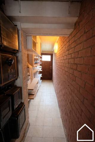 Leuke stadswoning met zonnige zuidgerichte tuin en uitbreidingspotentieel in hartje Ieper. Opp: 258m².In het centrum van Ieper, in een aangename en...