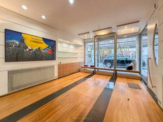 <p><strong>COMMERCIEEL GELEGEN HANDELSPAND</strong><span> met </span><strong>BUREAURUIMTE EN ARCHIEFMOGELIJKHEDEN</strong><span>. Dit pand geniet een </span><strong>STRATEGISCHE LIGGING AAN DE HISTORISCHE MARKT</strong><span>, met maximale visibiliteit, vlotte bereikbaarheid </span><strong>VIA DE N60</strong><span> en openbare parking op wandelafstand. Het gelijkvloers omvat een handelsruimte </span><strong>MET GROTE VITRINE</strong><span>, een bureauruimte, kitchenette, toilet en een koer. In de </span><strong>KELDER VAN 40 M² </strong><span>is er extra opbergruimte. De bovenverdiepingen kunnen naar wens worden ingericht </span><strong>ALS KANTOORRUIMTE OF STOCKAGE</strong><span>. De commerciële topligging zorgt voor </span><strong>VEEL PASSAGE EN ZICHTBAARHEID</strong><span>, wat dit pand bijzonder aantrekkelijk maakt voor zelfstandige activiteiten in een </span><strong>BRUISENDE OMGEVING MET WINKELS, HORECA EN OPENBAAR VERVOER VLAKBIJ.</strong></p>
<br />Adres: Broodstraat 4 te Oudenaarde<br />Onmiddellijk beschikbaar<br />Huurprijs: 800 euro/maand<br />EPC: 306kWh/m²/jaar<br /><br />Geen renovatieplicht; P-score: A, G-score: A