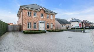 Welkom op het Brammertstraatje 17 bus 1 in Dilsen-Stokkem.<br /><br />Gelegen op een goed zichtbare en rustige locatie, treffen we dit modern kantoor/bureel.<br /><br />Dit kantoor beschikt over een oppervlakte van 194 m², verdeeld over twee verdiepen.<br />Het kantoor is volledig bemeubeld en voorzien van inbouwkasten, burelen, etc...<br />Daarenboven is het kantoor zeer energiezuinig (A label).<br />Op het gelijkvloers beschikt u over voldoende parkeergelegenheden.<br /><br />Indeling van het kantoor <br /><br />1ste verdieping:<br />- Bureau 1 : <br />- Bureau 2: <br />- Bureau 3: <br />- Vergaderzaal: <br />- Keuken: <br />- Opslagruimte : <br />- Toilet: <br />- Receptie:  <br />- Wachtruimte: <br /><br />2de verdieping:<br />- Kantoorruimte<br /><br />Enkele bijzonderheden:<br />+ Gunste energiescore (A label)<br />+ Voldoende parkeergelegenheden<br />+ Bemeubeld (indien gewenst)<br />+ Rustige locatie<br />+ Aanwezigheid van airco<br />+ Bijzonder veel lichtinval<br /><br />Financiële info:<br />- Maandelijkse huur: 1650 euro<br />- Waarborg: 4950 euro (3 maanden)<br />- Nutsvoorzieningen van water, stroom en gas: apart te betalen<br /><br />Het grondplan kan u in bijlage downloaden.<br /><br />Wenst u een bezoek of meer informatie?<br />Gelieve uw aanvraag via e-mail te sturen naar info@frerevastgoed.be