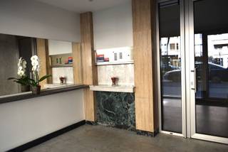 <p><strong><span>Ruim 3-slaapkamerappartement in verzorgd residentieel gebouw</span></strong></p>
<p><span>Dit ruime appartement is gelegen in een verzorgd en residentieel gebouw met slechts één appartement per verdieping. Het gebouw beschikt over een ruime lift, een gemeenschappelijke fietsen- en kinderwagenberging en een mooie, ruime inkomhal.</span></p>
<p><span>Het appartement omvat een inkomhal met vestiairekast en een apart gastentoilet. Een lichtrijke en ruime woonkamer, <br />Een volledig geïnstalleerde keuken.</span></p>
<p><span>Verder beschikt het appartement over drie volwaardige slaapkamers, een badkamer met ligbad en toilet, en een tweede douchekamer die rechtstreeks aansluit op de 2de slaapkamer. Daarnaast zijn er zowel een balkon als een terras, ideaal om van de buitenlucht te genieten. Een private kelderberging is eveneens inbegrepen.</span></p>
<p><span>Het appartement is uitgerust met dubbele beglazing, een gepantserde veiligheidsdeur en een parlofoon/videofoon. Het verkeert in een goede algemene staat, al kan een opfrisbeurt (zoals schilderwerken) het geheel volledig naar eigen smaak maken.</span></p>
<p><strong><span>Troeven:</span></strong></p>
<ul>
<li><span>EPC: </span><strong><span>B</span></strong></li>
<li><span>Slechts één appartement per verdieping</span></li>
<li><span>Verzorgd residentieel gebouw</span></li>
<li><span>Ruime lift</span></li>
<li><span>Gemeenschappelijke fietsen- en kinderwagenberging</span></li>
<li><span>Dubbele beglazing</span></li>
<li><span>Gepantserde veiligheidsdeur</span></li>
<li><span>Videofoon</span></li>
<li><span>Balkon én terras</span></li>
<li>
<ul>
<li><span>Private kelder</span></li>
</ul>
<p><span>De maandelijkse gemeenschappelijke kosten bedragen </span><strong><span>€350</span></strong><span>, inclusief </span><strong><span>water en verwarming</span></strong><span>.</span></p>
<p><span>Dankzij de </span><strong><span>uitstekende centrale ligging</span></strong><span> bevindt het appartement zich op wandelafstand van scholen, winkels en het openbaar vervoer.</span></p>
</li>
</ul>