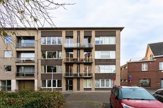 Bent u opzoek naar een 2 slaapkamer appartement op het gelijkvloers? Dan is dit precies wat u zoekt! Het appartement is gelegen op een centrale locatie nabij het centrum van Schoten! <br /><br />Indeling:<br />U komt binnen in de centraal gelegen inkomhal met apart toilet met handenwasser. Vooraan bevindt zich de ruime, lichtrijke woonkamer met de open, volledig geïnstalleerde keuken. De keuken omvat: een koelkast, diepvries, oven, microgolfoven, vaatwasser, dampkap, kookplaat en een spoelbak. <br /><br />Overigens is er nog de moderne badkamer met inloopdouche en dubbel lavabomeubel. Tevens bevinden zich hier ook de aansluitingen voor wasmachine en droogkast.<br /><br />Achteraan zijn er twee slaapkamers. De grootste slaapkamer heeft nog aansluitend een polyvalente ruimte die kan dienen als dressing.<br /><br />De gemeenschappelijke kosten bedragen €125/maand. Deze omvatten o.a. voorschot verwarming, onderhoud en minuterie gemeenschappelijke delen. <br /><br />Pluspunten:<br />-Ideale ligging: nabij openbaar vervoer, invalswegen, groen, …<br />-Gelijkvloers<br />-Beschikbaarheid: 01/01/2027