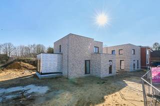 <strong>Nieuwe verkaveling in Neeroeteren</strong> aan de voormalige melkerij <span>bestaande uit <strong>2 woningen op grote percelen</strong>, met achterliggende </span>grond.<br /><br />De percelen liggen op een boogscheut van het centrum van Neeroeteren met een supermarkt en school op 500 meter. Hier woon je zeer rustig met de achterzijde grenzend aan de Tapziekbeek, wat voor een extra natuurlijk karakter van de tuinen zorgt. Op de percelen achter de Tapziekbeek kan er volgens de verkavelingsvoorschriften niet gebouwd worden, wat betekent dat het groene karakter behouden zal blijven. <br /><br /><span><strong>Lot 2</strong></span> is een <span><strong>open doorzonwoning</strong></span> waarvan de carport grenst aan de carport van de rechterwoning.<br />- doorzonwoning: 160,70m²<br />- oppervlakte bouwperceel: 7a87ca + oppervlaktes achterliggende percelen grond (Lot 6 en Lot 7): 14a02ca en 15a04ca<br />- terras: 24,52m²<br /><br /><strong>Gelijkvloers:</strong><br />- inkomhal met apart toilet<br />- leefruimte met veel lichtinval en open keuken<br />- aparte berging/wasplaats<br />- 1 slaapkamer met badkamer met enkel badkamermeubel en douche<br />- groot terras met zuidgerichte tuin<br /><br /><strong>Verdieping:</strong><br />- 3 slaapkamers<br />- 1 badkamer met dubbel badkamermeubel en douche<br />- apart toilet<br />- technische ruimte<br /><br />De woning wordt volledig afgewerkt en er wordt een carport voorzien aan de rechterzijde met een laadpunt voor de auto. Er is overal vloerverwarming aanwezig en er worden zonnepanelen geplaatst. Grote troef is het <strong>zeer gunstig E-peil van maximum 10</strong>. <span>Omdat het E-peil <10 is, moet de koper gedurende 5 jaar geen kadastraal inkomen betalen. De materiaalkeuzes voor deze woning werden gemaakt.</span><br /><br /><span>De<strong> overige achterliggende percelen grond</strong> (Lot 8, 9 en 10) kunnen optioneel ook bij aangekocht worden.</span><br /><br />De toegang tot de carport en het oppervlak onder de carport zullen verhard worden. In de tuinen wordt graszode ingezaaid. Zijdelings en aan de achterzijde wordt een draadafsluiting geplaatst.<br /><br />Ben jij op zoek naar een rustig gelegen nieuwbouwwoning in het groen met veel grond? Maak dan snel een afspraak voor een bezoek!<br /><br />Vermelde prijs is exclusief registratie, BTW en notariskosten. Neem snel contact op voor meer info. Wij ontzorgen je ook voor <strong>de verkoop</strong> van <strong>je huidige woning</strong>! Voor meer uitleg helpen we je graag verder.