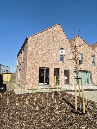 In het centrum van Wellen bouwen wij hedendaagse eengezinswoningen met elk een eigen tuin en een private autostaanplaats.<br /><br />Deze woning (lot 10) telt 3 slaapkamers, heeft een individuele warmtepomp (vloerverwarming), PV-panelen en een afgewerkte tuinberging.<br />Deze rustige, doodlopende straat met veel groen en zelfs een vijver heeft een zéér aantrekkelijke ligging. Alle faciliteiten liggen op wandel- en fietsafstand van uw nieuwe woning: de bakker, de apotheek, de bank, de bibliotheek, winkels, eetgelegenheden, scholen...<br /><br />Bent u er snel bij, dan kan u nog zelf de kwaliteitsvolle afwerking kiezen met de ruime inrichtingsbudgetten en snel verhuizen!<br /><br />Voor meer informatie ontvangen we u graag ter plaatse of op ons kantoor om uw nieuwe thuis tot in de puntjes toe te lichten. Bel nu Elien Mombaerts op het nummer 0470/38.21.30.