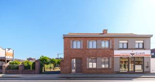 Unieke combinatie van wonen, werken en opslag op een verzorgd site. <br />Bent u op zoek naar een eigendom waar werk en privé naadloos samenkomen? Deze karaktervolle woning op een ruim perceel van meer dan 2.500 m² in Zonnebeke biedt een ongeziene waaier aan mogelijkheden. Met een indrukwekkend magazijn/atelier van maar liefst 550 m² en een bijhorende showroom is dit het ultieme pand voor zelfstandigen, ambachtslieden, kmo’s of voor wie simpelweg nood heeft aan heel wat opslagruimte.<br /><br />Het bedrijfsgedeelte herbergt een rijke historiek als de voormalige Schrijnwerkerij Claus. Het atelier is uitermate functioneel ingericht. Extra troef voor wie in de houtbewerking of bouwsector actief is: de overname van de aanwezige machines en de verdere inrichting is bespreekbaar maar is geen must. Zo start u uw activiteiten hier vanaf dag één! <br /><br />Naast de bedrijfsruimtes biedt het woongedeelte al het nodige comfort. Bovendien koopt u met een gerust hart: de woning beschikt over een gunstig EPC én een blanco elektrische keuring. Geen directe renovatiezorgen of onverwachte kosten op energetisch vlak! <br /><br />Het eigendom is vlot toegankelijk en ligt op een boogscheut van de oprit A19. <br /><br />De belangrijkste troeven op een rij:<br />- Perceeloppervlakte: Meer dan 2.500 m² met uitstekende toegankelijkheid.<br />- Bedrijfsruimte: Magazijn/atelier van 550 m² inclusief representatieve showroom.<br />- Historiek: Voormalige Schrijnwerkerij Claus overname machinepark/inrichting bespreekbaar (geen must) <br />- Energie & Veiligheid: Gunstig EPC-attest en 100% goedgekeurde (blanco) elektriciteitskeuring.<br />- Ligging: Strategisch en vlot bereikbaar te Zonnebeke.<br /><br />Voor meer informatie contacteer Maxime op 0493 25 32 64 of via maxime.delbaere@dewaele.com <br /><br />Bestuursmaatregelen in het maatregelenregister: nee