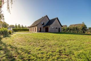 <p><span>Welkom in deze prachtige woning, ideaal gelegen in een rustige en kindvriendelijke wijk van Hamme.</span><span><br />Met een indrukwekkende bruikbare oppervlakte van </span><span>318 m²</span><span> en een royaal perceel van </span><span>2391 m²</span><span>, biedt deze eigendom uitzonderlijk veel ruimte, comfort én potentieel.</span></p><p><span>Uniek extra voordeel:</span><span> de </span><span>aangrenzende tuin biedt de mogelijkheid tot verkaveling voor woningbouw</span><span>, wat deze eigendom niet alleen aantrekkelijk maakt als gezinswoning, maar ook als interessante investering voor de toekoms</span></p><p><span>De </span><span>lichte, ruime woonkamer</span><span> met grote raampartijen straalt een warme en gezellige sfeer uit. De stijlvolle tegelvloer en de karaktervolle schoorsteen zorgen voor een tijdloze uitstraling.<br />De </span><span>volledig uitgeruste keuken</span><span> met klassieke houten kasten combineert charme met functionaliteit ideaal voor wie houdt van koken en gezellig samenzijn.</span></p><p><span>Op de bovenverdieping bevinden zich </span><span>vier ruime slaapkamers</span><span> en een </span><span>polyvalente ruimte</span><span>, perfect als bureau, hobbykamer of extra slaapkamers. De </span><span>badkamer</span><span> is voorzien van zowel een douche als een ligbad, ideaal voor wie houdt van comfort en ontspanning.</span></p><p><span>Buiten is het puur genieten van de rust en de natuur. De </span><span>uitgestrekte tuin</span><span> biedt ontelbare mogelijkheden van een speelparadijs voor kinderen tot een sfeervolle buitenoase.<br />Daarnaast beschikt de woning over een </span><span>praktische garage</span><span> en een </span><span>ruime opbergruimte</span><span> op de bovenverdieping.</span></p><p><span>Bekijk ook onze visuele tour: <span>https://web-player.walkly.app/VoT9ChdTkk3ayg4RKdVj/hNOwv51ply8hIAKrJdxI/ww/public</span></span><span> </span></p><p><span> </span></p>