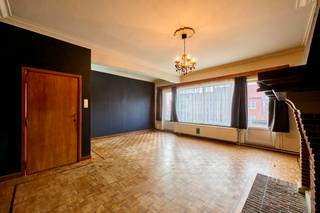 <p><strong>Charmante gezinswoning met 3 slaapkamers, inpandige garage en tuin op een toplocatie.</strong><br />Deze stadswoning in gesloten bebouwing is gelegen op de Sint-Truidersteenweg 278 en bevindt zich tussen de Kleine en de Grote Ring van Hasselt. Vlotte verbinding naar zowel het stadscentrum als belangrijke invalswegen en de oprit van de autostrade. De woning is oorspronkelijk gebouwd in de jaren '50 en straalt veel authenticiteit uit door het behoud van originele elementen. Gelegen op een perceel van 2a93ca. Handig weetje; het nevenliggende perceel grond wordt ook te koop aangeboden via ons kantoor.</p>
<p>Met een bruikbare oppervlakte van 171m² (bron EPC) is er aan ruimte geen gebrek. De woning behoeft renovatie, maaar biedt veel mogelijkheden.<br /><br /><span>De indeling is als volgt:</span><br /><em>Gelijkvloers: </em>riante inkomhal met prachtige marmeren trap naar de overige verdiepingen. Inpandige garage met ruimte voor het parkeren van een wagen en extra bergruimte waar ook de cv-ketel is ondergebracht. Momenteel wordt de woning op stookolie verwarmd maar er is reeds een gasaansluiting aanwezig. Aan de achterzijde is er een eerste ruimte die polyvalent kan ingericht worden als bureel of 3de slaapkamer.</p>
<p><em>Eerste verdieping:</em> trappenhal. Keukenruimte met eetplaats en apart toilet. Achterdeur met overdekt terras waardoor toegang tot de tuin via de trap. Gezellige leefruimte in L-vorm met originele schouw en parketvloer.<br /><br /><em>Tweede verdieping:</em> te renoveren badkamer met meubel met enkele lavabo, ligbad en toilet. Geiser voor warm water. Luik met toegang tot de stockagezolder. Er zijn twee ruime slaapkamers.</p>
<p>De zuidoostelijk georiënteerde tuin is omheind. Onderhoudsvriendelijk perceel met volledige privacy. De ruime oprit biedt plaats voor het parkeren van meerdere wagens.<br /><br />EPC-label F (542 kWh/(m²/jaar), waardoor er een renovatieverplichting rust op het pand. Asbestattest: 1 asbestmateriaal gevonden – zie attest onder “downloads". De elektriciteit is niet conform. Dubbele beglazing.</p>
<p>Op zoek naar een charmante woning boordevol potentieel? Neem dan vandaag nog contact op voor een bezoek.</p>
<p>Wij ontzorgen je ook voor de <strong>verkoop </strong>van je <strong>huidige woning</strong>! Voor meer uitleg helpen we je graag verder.</p>