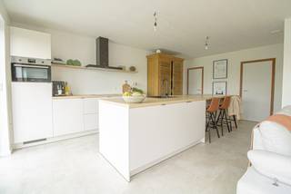 Energiezuinige nieuwbouwwoning in rustige buurt te Ingooigem

Deze sleutel-op-de-deurwoning biedt modern wooncomfort op een rustige, kindvriendelijke locatie in de Lindendries. 
De woning omvat een inpandige garage, inkomhal met toilet en een ruime leefruimte met open keuken en grote raampartij naar de tuin.
Boven bevinden zich drie slaapkamers en een volledig uitgeruste badkamer met inloopdouche, bad, lavabomeubel en hangtoilet. 

Buiten zijn oprit, terras en afsluiting inbegrepen.

De woning is bijzonder energiezuinig dankzij 14 zonnepanelen, vloerverwarming, ventilatiesysteem, en een regenwaterput van 10.000 L, met een E-peil tot maximum 19. 
Mogelijkheid tot plaatsing van warmtepomp. Met mogelijkheid inspraak materialen.

(Foto's modelwoning) 

Afspraak via emiel@immobeguin.be