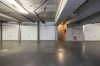 Deze ondergrondse, afgesloten garagebox bevindt zich langs de Jean Hayetsquare 12-36 te Anderlecht. Deze garage (nr.13) met automatische poort...