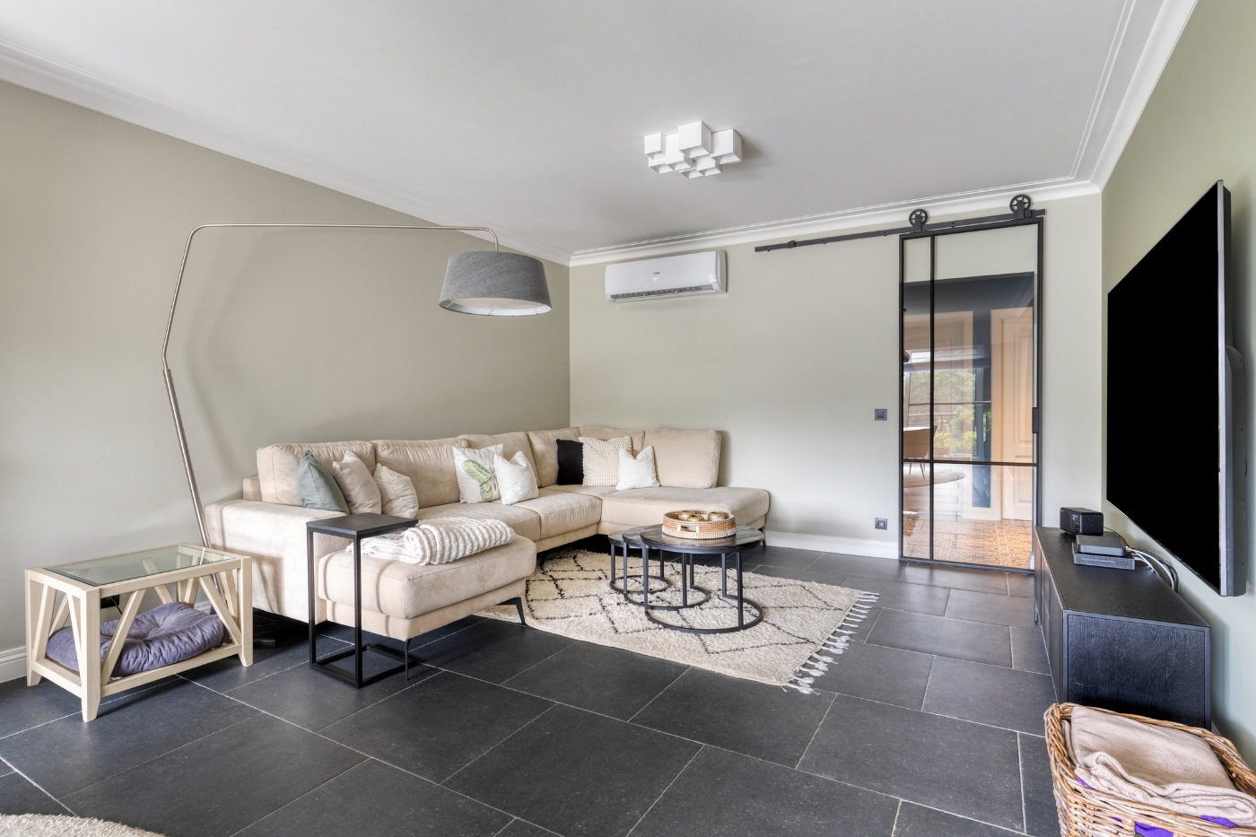 Volledig gerenoveerd 3-slaapkamerappartement met terras - foto 4