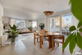 <p><span>Deze typische woonwijk is heerlijk rustig gelegen, maar toch vlakbij het centrum van Kruibeke met een ruim aanbod aan scholen, winkels, parken, een goede verbinding naar de E17, openbaar vervoer en op wandelafstand van de Kruibeekse Polders en het veer.</span></p><p><span> </span></p><p><span>Via de inkomhal kom je in de eerste kamer die zowel kan dienen als werkruimte, hobbyruimte of slaapkamer. Daarnaast ligt de garage/ wasplaats met een laadpaal voor een elektrische wagen. Op de eerste verdieping een grote en gezellige leefruimte met zithoek en eetplaats en met aanpalend de moderne volledig uitgeruste open keuken. Via de glazen achterwand kom je op het leuke terras. Er is ook een kleine berging. In de gang vinden we een toilet en kunnen we een verdiep hoger naar een mooi afgewerkte badkamer met ligbad en toilet en twee ruime slaapkamers (19-18m²) en bergruimte/technische ruimte.</span></p><p><span> </span></p><p><span>Deze knappe moderne woning wacht op jouw bezoek.</span></p><p><span> </span></p>