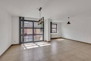 <p>In een doodlopende straat nabij het centrum van Ninove bevindt zich <strong>dit ruime appartement op de eerste verdieping</strong>. Het gebouw omvat zeven appartementen en dateert van 2006/2007. Winkels, scholen en openbaar vervoer bevinden zich in de nabijheid. Een grote troef is <strong>de rustige living</strong> nabij weilanden en toch ook onmiddellijke toegang naar verbindingswegen en het centrum. U komt het appartement binnen via de inkomhal en loopt zo door naar de gezellige living met deels vernieuwde keuken. Verder vinden we een ruime berging/kamer, een badkamer, een toilet, <strong>twee slaapkamers en een ruim terras.</strong> Het appartement beschikt over <strong>een balkon en een autostaanplaats</strong>. Lift aanwezig - CV op aardgas - Buitenschrijnwerk in aluminium en dubbel glas - <strong>EPC B. </strong>(Maatregelenregister en stedenbouw in aanvraag).</p>