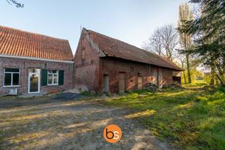 Droomt u van een uitzonderlijk eigendom in een oase van rust en groen? Dan is deze charmante, zonevreemde hoeve op een perceel van ca. 27.000 m² een buitenkans.<br /><br />Deze eigendom geniet van een prachtige, landelijke ligging met weids verzicht en omvat een woning, twee ruime schuren en een authentieke ast. De combinatie van ruimte, karakter en een idyllische omgeving maakt van deze hoeve een uniek aanbod op de markt.<br /><br />Een ideale opportuniteit voor wie op zoek is naar landelijk wonen met tal van mogelijkheden, omgeven door natuur en volledige rust. Deze eigendom spreekt tot de verbeelding en biedt een zeldzame mix van authenticiteit, charme en potentieel.<br /><br /><strong>Troeven</strong><br />- Perceel van ca. 27.000 m²<br />- Prachtig open en groen verzicht<br />- Woning met authentieke charme<br />- Twee schuren en ast aanwezig<br />- Unieke, rustige ligging in landelijke omgeving<br />- Eigendom met enorm veel potentieel<br /><br />Interesse? Contacteer ons voor bijkomende info of om een bezoek in te plannen.<br />hello@belistate.be<br />0 56 89 25 80<br /> 