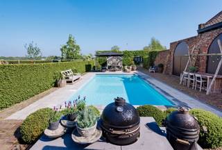 Landelijke villawoning met multifunctioneel aangrenzend gebouw, wintertuin en buitenzwembad op 40are26ca met wijds uitzicht over de velden! Troeven *...