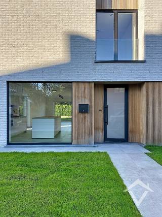 Deze nieuwbouwwoning is gelegen in het centrum van Koekelare en bestaat uit: oprit met carport - inkomhal - toilet - living - keuken - wasplaats - berging - nachthal - 3 slaapkamers - badkamer - toilet - terras - tuin. <br /><br />Troeven van deze woning: <br />- 10 zonnepanelen aanwezig <br />- energiezuinig <br /><br />EPC: woning in aanbouw. <br />Huurprijs 1175 €/mnd. <br />Onmiddellijk beschikbaar