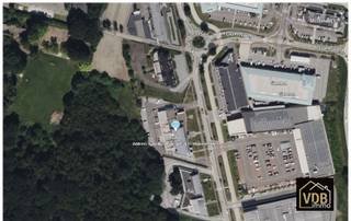 Volledig afgewerkt, modern handelspand (GV 294 m² en -1 magazijn 119 m² en grote goederenlift) met huurcontract 3-6-9. Dit mooie pand is...