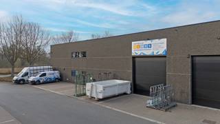 Deze volledig uitgeruste KMO-unit biedt een combinatie van functionele magazijnruimte en hoogwaardige kantoorvoorzieningen, ideaal voor bedrijven...