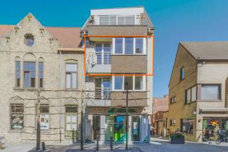 Welkom in dit instapklare appartement, gelegen in het centrum van Diksmuide! Dit appartement biedt de perfecte combinatie van comfort, praktische indeling en een centrale ligging.<br /><br />Het appartement ligt op de 2<sup>de</sup> verdieping in Residentie ’t Polderzicht.<br />Bij binnenkomst wordt u verwelkomd door een lichtrijke woonkamer, die uitkijkt op de levendige winkelstraat. De vele glaspartijen zorgen voor een overvloed aan natuurlijk licht, waardoor een warme en uitnodigende sfeer ontstaat. De open indeling verbindt de leefruimte moeiteloos met de uitgeruste keuken.<br />Het appartement heeft twee comfortabele slaapkamers en beschikt over een berging. De nette badkamer is uitgerust met een douche, ligbad en enkele wastafel in meubel. Vooraan is er een balkon en achteraan een knus terras met zicht op de IJzertoren.<br /><br />Het appartement is ideaal geschikt als opbrengsteigendom of kan als hoofdverblijfplaats worden gebruikt.<br /><br />Gelegen in het hart van Diksmuide, geniet u van alle voordelen waardoor winkels, horecazaken en openbaar vervoer zich op korte wandelafstand bevinden.<br /><br />Wenst u het appartement te ontdekken? Neem contact op met B-Home voor een bezoek.<br /> 