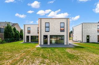 <p><span>Hoogkwalitatieve, energiezuinige nieuwbouwwoning nabij centrum.</span></p><p><span> </span></p><p><span>Belangrijkste troeven:</span></p><p><span>- Prachtige hoogwaardige keuken met Miele toestellen, Quooker kraan en Dekton werkblad en spatwand</span></p><p><span>- Reeds geschilderd, buitenaanleg reeds gebeurd, ook vloerverwarming op kamers</span></p><p><span>- Hoogkwalitatieve afwerking en materialen</span></p><p><span>- Gebruik van de beste technieken</span></p><p><span>- Doordachte indeling met mooie ruimtes</span></p><p><span>- 3 ruime kamers, waarvan 1 met dressing mogelijk</span></p><p><span>- Mogelijkheid tot plaatsen carport (reeds vergund)</span></p><p><span>- Centrale ligging met alle voorzieningen (winkels, school, station) op wandelafstand</span></p><p><span> </span></p><p><span>Prijs exclusief BTW en registratierechten! </span></p><p><span> </span></p><p><span>Bekijk zeker ook onze 3D virtuele rondleiding en onze grondplannen met de afmetingen. Zo krijgt u van thuis uit al een perfect beeld van wat deze woning te bieden heeft!</span></p><p><span> </span></p><p><span>Wenst u meer info of een vrijblijvende bezichtiging, contacteer dan ons kantoor op het nummer 014 39 99 99 en wij helpen u graag verder.</span></p>