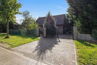 <p>Op zoek naar rust, ruimte én bereikbaarheid? Deze charmante villa op een perceel van 731 m² ligt in een doodlopende straat in een groene, residentiële wijk in Brecht. De ideale plek voor wie comfortabel en rustig wil wonen.</p><p>De woning beschikt over een gunstig EPC-label C en biedt een uitstekende basis om naar eigen smaak te moderniseren. Dankzij de lichtrijke ruimtes en het mooie perceel geniet u hier van een aangename woonbeleving met tal van mogelijkheden.</p><p>De ligging is een absolute troef: u woont hier in alle rust, terwijl u toch vlakbij de Antwerpse ring bent voor een vlotte verbinding.</p><p> </p><p><strong>Waarom dit uw nieuwe thuis kan worden:</strong></p><ul><li>Rustige, kindvriendelijke ligging in doodlopende straat</li><li>Perceel van 731 m² met veel privacy</li><li>Groene, aangename woonomgeving</li><li>Vlotte bereikbaarheid richting Antwerpen</li><li>Interessant renovatiepotentieel</li><li><p>Permanente bewoning toegestaan</p><br /></li></ul><p><span><span>Een ideale opportuniteit voor wie op zoek is naar een woning met karakter en mogelijkheden op een toplocatie.</span></span></p><div><p><span>Wenst u meer informatie of had u graag een bezichtiging gewenst? <strong>Info@markasa.be of 03/827.72.92</strong></span></p></div><p> </p><p> </p>