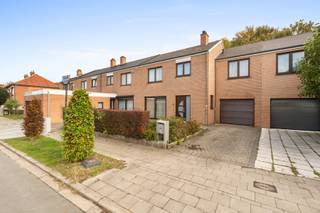 Dans un quartier calme et résidentiel de Sint-Agatha-Berchem, se trouve cette charmante et spacieuse maison familiale offrant quatre chambres et...