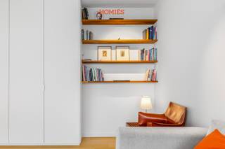 Dit modern éénslaapkamerappartement bevindt zich in de Fonteinstraat 75, midden in het centrum van Leuven, op wandelafstand van supermarkten, winkels, bushaltes en meteen naast het Bruulpark. Op de vijfde verdieping geniet u van een ruim, open uitzicht over de stad dat ’s avonds bijzonder sfeervol wordt door de vele lichtjes. Dankzij het gunstige EPC-label B in combinatie met 58 m² (ref. EPC) is dit een efficiënte en duurzame woonoplossing. U komt binnen via een inkomhal met apart toilet en bereikt vervolgens de lichte leefruimte met grote raampartijen. De open keuken beschikt over een kookeiland en veel opbergruimte, aangevuld met ingebouwde kasten in de leefruimte. Het appartement werd ongeveer vijf jaar geleden volledig gerenoveerd met kwaliteitsvolle materialen. Bovendien kunnen de meeste meubels worden overgenomen. Aansluitend aan de leefruimte bevindt zich de ruime slaapkamer met ensuite badkamer, wat zorgt voor een praktische en comfortabele indeling. Daarbovenop beschikt het appartement over een privatieve garagebox, een kelderberging en een gemeenschappelijke, inpandige fietsenstalling. Dankzij de centrale ligging en het zorgvuldige comfortaanbod is dit een ideale keuze als startersappartement, een slimme investering, voor studerende kinderen of een perfect appartement voor koppels, alleenstaanden, … kortom, een eigendom met veel mogelijkheden. Interesse? Aarzel dan niet om ons te contacteren via info@homies.be of via 016 22 82 22.