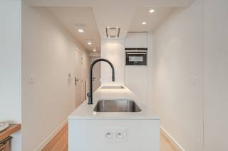 Op 50m van de zeedijk in Duinbergen bevindt zich dit mooi gerenoveerd appartement in een kleine residentie!  Het appartement beschikt over een mooie woonkamer met open keuken.   Verder zijn er 2 slaapkamers, allebei beschikken ze over een ensuite  badkamer. De ene met douche de andere met een ligbad;  De ene kamer biedt plaats aan een dubbel bed, in  de andere kamer kan een stapelbed geplaatst worden.  Daarnaast is er een apart toilet en een praktische berging. Ook in de kelder hebt u een extra privéberging waar ook plaats is voor enkele fietsen!  De eigenaars hebben geopteerd voor een mooie volle parket, die doorloopt over het ganse appartement!  Alle meubelen kunnen mits meerprijs overgenomen worden.  Dit appartement ligt echt op een toplocatie, ook is er voldoende parkeergelegenheid in de buurt.  Aarzel niet en vraag vandaag nog uw bezoek aan! 