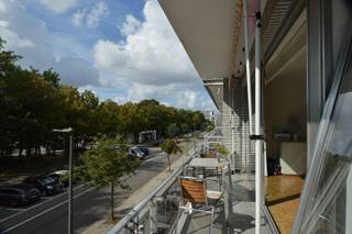 <h3><strong>Ruim appartement met parkzicht, garage en terras op topligging in Merksem</strong></h3>
<p>Gelegen op de tweede verdieping van een verzorgd appartementsgebouw met lift, geniet dit instapklaar appartement van een prachtig uitzicht op het Runcvoortpark in Merksem. Dankzij de aanwezigheid van een inpandige garage, kelderberging en een ruim terras is dit een ideale huurwoning voor wie comfort en ligging weet te appreciëren.</p>
<h3><strong>Indeling van het appartement</strong></h3>
<ul>
<li>
<p><strong>Inkomhal</strong> op tegelvloer, voorzien van ingebouwde vestiairekasten en een gastentoilet met handenwasser.</p>
</li>
<li>
<p><strong>Leefruimte</strong> van 35m² op laminaat met veel lichtinval en directe toegang tot een <strong>aanpalend terras van 10m²</strong> met zicht op het park.</p>
</li>
<li>
<p><strong>Keuken</strong> van 10m² op tegel, uitgerust met een dubbele lavabo, elektrische kookplaat, dampkap, oven en vaatwasser.</p>
</li>
<li>
<p><strong>Hoofdslaapkamer</strong> van 15m² op laminaat, met toegang tot een <strong>privatief balkon van 4m²</strong>.</p>
</li>
<li>
<p><strong>Tweede slaapkamer</strong> van 11m² op laminaat.</p>
</li>
<li>
<p><strong>Badkamer</strong> op tegel voorzien van een enkele lavabo en een combinatie ligbad/douche.</p>
</li>
<li>
<p><strong>Inpandige garage</strong> en <strong>kelderberging</strong> inbegrepen in de huurprijs.</p>
</li>
</ul>
<p>Dit appartement combineert ruimte, comfort en een uitstekende ligging met zicht op het Runcvoortpark. In de huurprijs zijn naast de garage en kelderberging ook de vaste kosten inbegrepen zoals: <strong>onderhoud van de gemeenschappelijke delen, ruimen van de beerput, keuringen van de lift, minuterie en privatief waterverbruik</strong>. Een zorgeloze woonervaring in hartje Merksem!</p>
<p><strong>Interesse? Contacteer ons vrijblijvend via 03 535 12 75 voor meer informatie of een bezoek.</strong></p>
<h3><strong>Verhuurvoorwaarden</strong></h3>
<ul>
<li>
<p><strong>Beschikbaar vanaf 01/12/2026</strong></p>
</li>
<li>
<p><strong>Ingaande plaatsbeschrijving</strong> door een extern expertisebureau</p>
</li>
<li>
<p><strong>Waarborg</strong>: 3 maanden, te storten op een geblokkeerde rekening bij Korfine<br /><strong><br />Bewoonbare oppervlakte</strong>: gebaseerd op de <strong>bruikbare vloeroppervlakte zoals vermeld in het EPC</strong></p>
</li>
</ul>