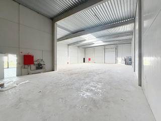Dit nieuwbouw KMO-park te huur bevindt zich te Evergem, Durmakker 55. De beschikbare oppervlaktes starten bij 406 m² en kunnen gecombineerd worden tot 1.147 m² (of groter in samenspraak). Beschikbaar vanaf 1/09/2026. <br /><br />Oppervlaktes: <br />- Unit 1: 460 m² magazijn + 107 m² kantoor + 4 staanplaatsen<br />- Unit 2: 406 m² magazijn + 1 staanplaats<br />- Unit 3: 406 m² magazijn + 1 staanplaats<br />- Unit 4: 406 m² magazijn + 1 staanplaats<br />- Unit 5: 407 m² magazijn + 1 staanplaats<br />- Unit 6: 715 m² magazijn + 1 staanplaats<br />- Unit 7: 623 m² magazijn + 1 staanplaats<br />- Unit 9: 380 m² magazijn + 107 m² kantoor + 4 staanplaatsen<br /><br />Specificaties magazijnen: <br />- Polybetonvloer<br />- Steeldeck<br />- 6 meter vrije hoogte<br />- Automatische sectionaalpoort (4 m b x 4,5 m h)<br />- 3 x 400 V (40A)<br />- Fiber<br />- Ledspots<br />- Sanitair (op regenwater)<br />- Brandklasse C<br /><br />Specificaties kantoren:<br />- Warmtepomp/airco<br />- Kitchenette<br />- Sanitair<br />- 4 parkeerplaatsen<br /><br />Hebt u interesse in deze nieuwbouw KMO-units te huur in Evergem? Vraag meer info of leg je bezoek af via 09 245 35 35 of business.gent@dewaele.com