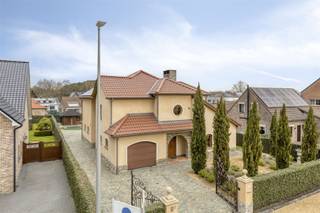 <p><strong>TE KOOP: Toscaanse villa met 3 slaapkamers en zwembad in een rustige wijk te Zolder! </strong><br />In de rustige en kindvriendelijke Kannunik Davidlaan in Heusden-Zolder bevindt zich deze prachtige Toscaanse villa, waar charme, ruimte en comfort samenkomen. Deze karaktervolle woning is ideaal voor wie op zoek is naar een warme thuisomgeving met alle moderne gemakken.<br />Bij het betreden van de woning komt u in een ruime inkomhal met gastentoilet. De lichtrijke woonkamer biedt een aangename leefruimte met zicht op de tuin en sluit naadloos aan op de volledig uitgeruste keuken, voorzien van alle nodige toestellen.<br />Op de eerste verdieping bevinden zich drie ruime slaapkamers, waarvan er 2 toegang hebben tot het royale terras — een heerlijke plek om te ontspannen. Daarnaast is er een ruime badkamer uitgerust met zowel een ligbad als een inloopdouche. Extra praktisch is de aparte bergruimte op deze verdieping.<br />De woning beschikt over maar liefst twee ruime garages, één aan de voorzijde en één aan de achterzijde van de woning. Aansluitend is er nog een extra berging voorzien. Bovendien is de woning volledig onderkelderd, wat zorgt voor uitzonderlijk veel opslagruimte.<br />De tuin is een absolute troef: ruim, groen en perfect ingericht om te genieten van het buitenleven. Met meerdere gezellige zithoeken en een zwembad is dit de ideale plek voor ontspanning en gezellige momenten met familie en vrienden.<br /><strong>Ligging: </strong><br />De woning is gelegen in een rustige en kindvriendelijke buurt waar het aangenaam wonen is. Hier geniet u dagelijks van een veilige en ontspannen omgeving, ideaal voor gezinnen. Tegelijkertijd bevinden winkels, scholen, openbaar vervoer en andere voorzieningen zich op korte afstand. Dankzij de vlotte verbindingen bereikt u snel de belangrijkste invalswegen en omliggende steden, wat zorgt voor een uitstekende bereikbaarheid.<br /><strong>Indeling: </strong><br />- Kelderruimte<br />- Gelijkvloers: inkomhal, gastentoilet, ruime woonkamer, keuken, 2 garages, berging, tuin met zwembad<br />- Eerste verdieping: 3 ruime slaapkamers, badkamer met inloopdouche en ligbad, 2 opbergruimtes, terras<br /><strong>Troeven: </strong><br />- Toscaanse stijl met karaktervolle uitstraling! <br />- 3 Ruime slaapkamers! <br />- Terras op de eerste verdieping! <br />- Volledig onderkelderd! <br />- Prachtige tuin met zwembad! <br /><strong>EPC: 246 kWh/m² met certificaatnummer 20250608-0003620305-RES-1</strong><br /><strong>P-score: A</strong><br /><strong>G-score: A</strong><br /><strong>Stedenbouwkundige info: woonuitbreidingsgebied, bouwvergunning, geen voorkooprecht, geen dagvaarding, geen verkavelingsvoorschriften.</strong><br /><strong>*Bron bewoonbare oppervlakte EPC</strong></p>