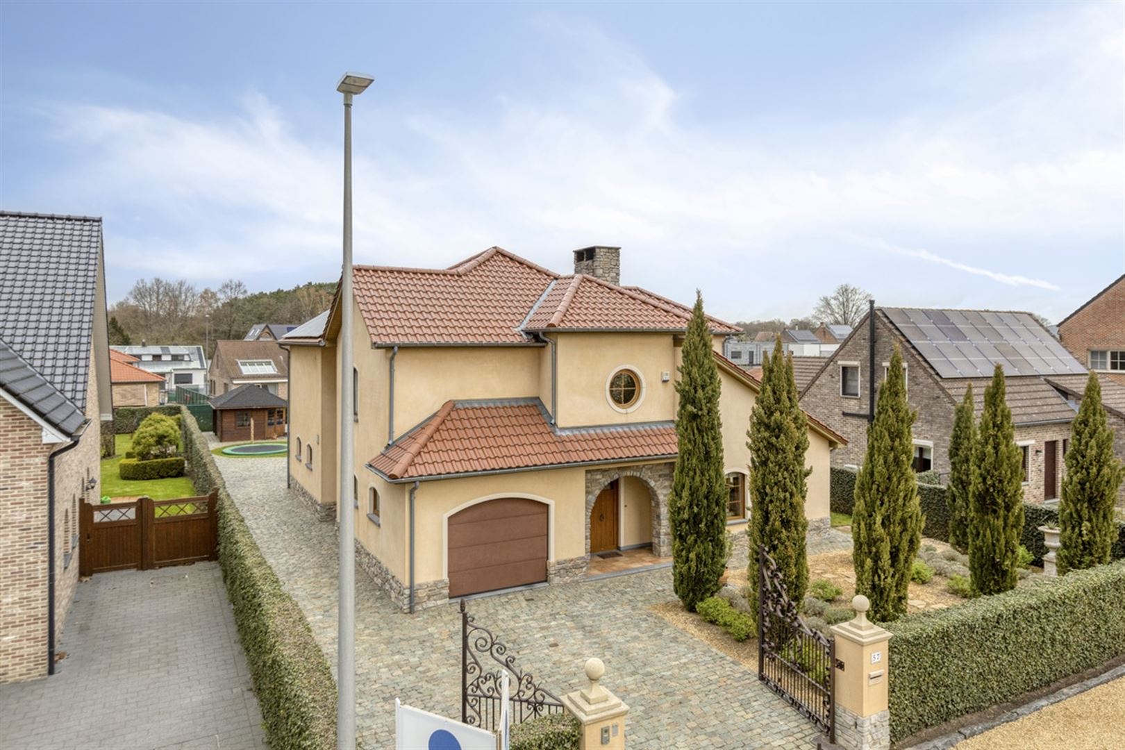 TE KOOP: Toscaanse villa met 3 slaapkamers te Heusden-Zolder! - foto 2