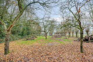 Cette villa avec annexe est à vendre sur un terrain exceptionnel de 4012m² au milieu de la zone agricole paysagée de Moerkerke (Damme). Cette...