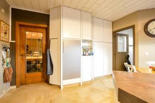 In het centrum van Aartrijke vinden we deze zeer ruime handelswoning. Het omvat een handelsruimte in 2 verdiepingen met een handelsoppervlakte van...