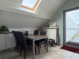 Mooi appartement met 2 slaapkamers op rustige locatie te Herenthout!<br /><br />Dit appartement is gelegen boven een eengezinswoning en bestaat uit een keuken, badkamer (voorzien van inbouwkasten, wastafel, douche en toilet), ruime woonkamer, twee volwaardige slaapkamers, een berging/wasplaats, fietsenberging, terras en een autostaanplaats. <br /><br />Het appartement is tevens ook voorzien van airco! <br /><br />De huurprijs bedraagt 800 euro per maand. <br />Er zijn geen gemeenschappelijke kosten. Alle verbruik is individueel!<br /><br />Het appartement is beschikbaar vanaf 1 januari 2027!<br />De EPC-waarde bedraagt 145 kWh/m²jaar (Label B). <br /><br />Hebt u interesse in dit mooie appartement?<br />Contacteer ons via info@debaco.be of bel ons op 014/73.77.77 voor een bezoek ter plaatse!