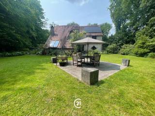 Welkom bij deze bijzondere woning gelegen in het groene Lettelingen (Bois de Strioux) op het einde van doodlopend straatje. Dit is een vorstelijk familiehuis met vier slaapkamers en 2 badkamers, gebouwd op een royaal perceel van 4195 vierkante meter. Met een bewoonbare oppervlakte van 263 vierkante meter biedt deze woning voldoende ruimte voor een gezin dat op zoek is naar comfort en privacy. De woning is architectonisch interessant uitgevoerd en beschikt over moderne voorzieningen. Het eigentijdse design combineert elegantie met functionaliteit. Een grote living ruimte biedt de perfecte plek voor ontspanning en familiebijeenkomsten, terwijl de goed uitgeruste keuken met veel raamoppervlak aangenaam daglicht biedt. De openheid tussen de leefruimtes creëert een aangename woonsfeer. Vier slaapkamers geven voldoende mogelijkheden voor familiebehoefte, gastenverblijf of werkruimte. De woning beschikt over een praktische garage voor opberging . Een mooie tuin en bos ideaal voor buiten ontspannen of genieten van een maaltijd. Het terrein rondom is grotendeels bebost en uiterst waardevol vanuit ecologisch perspectief. Een machtig groen gordijn van oude bomen omgeeft het huis en creëert een serene, beschermde omgeving. Dit groene karakter biedt volledige privacy en een ontsnapping naar de natuur, terwijl u toch dicht genoeg bij alles blijft. De combinatie van ruimte, privacy, moderne faciliteiten en natuurlijke schoonheid maakt dit een werkelijk opvallend aanbod op de residentiële markt. Mogelijkheid om naastliggende bouwgrond aan te kopen op 47are49 aan 450000€. Epc C 238, 20 zonnepanelen, cv stoololie. Te bezoeken.