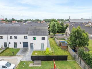 <strong>Topper: Energiezuinige woning op uitstekende ligging.</strong><br />Deze moderne halfopen woning biedt je alle comfort dankzij de recente bouw, de kwalitatieve afwerking en het instapklare karakter. De lichtrijke leefruimtes, drie slaapkamers, afgewerkte zolder en de zonnige tuin creëren een aangename plek om meteen thuis te komen.<br />De ligging is een echte troef: in een kindvriendelijke buurt op een boogscheut van winkels, scholen en belangrijke invalswegen, waardoor je vlot overal geraakt.
<ul>
	<li>Zuidgerichte tuin</li>
	<li>Zonnepanelen </li>
	<li>Parking en mogelijkheid voor carport te bouwen</li>
	<li>Drie slaapkamers</li>
	<li>Afgewerkte zolder</li>
	<li>Volledig geschilderd</li>
</ul>
<strong>Richtprijs: €450.000</strong><br /><br />Is je interesse gewekt? Contacteer ons gerust voor meer informatie of een bezoek!