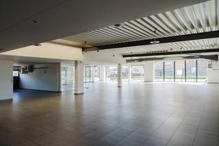 Bent u op zoek naar showroom op een commerciële locatie en met een grote visibiliteit? Dan is deze showroom in Zwevegem absoluut een bezoek waard.Deze eigendom is gelegen op een perceel van circa 1.320 m² en beschikt over een ruime showroom van ca. 530 m². De commerciële ruimte omvat een lichtrijke toonzaal, een aparte kantoorruimte, een sanitair blok, een kitchenette en een kleine magazijnruimte. Het pand is onmiddellijk beschikbaar voor diverse commerciële en/of professionele activiteiten.Specificaties:- Tegelvloer- Warme luchtblazer op gas - Warmtepomp- Grote raampartijen - 1 sectionaalpoort Dit pand kan onderhevig zijn aan de renovatieverplichting die door de Vlaamse overheid wordt opgelegd voor niet-residentiële gebouwen. Consulteer voor meer informatie de website van het Vlaams Energie- en Klimaatagentschap via https://www.energiesparen.be/nr/renovatieverplichting.Bent u op zoek naar bedrijfsvastgoed bestaande uit een showroom te koop in Zwevegem? Aarzel dan niet om ons te contacteren op het nummer 056 21 11 11.Bestuursmaatregelen in het maatregelenregister: nee