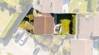 <p><span>Sfeervol duinhuisje in Zeewind Park op wandelafstand van de zee<br />Aangenaam en uitstekend onderhouden duinhuis met eigen parkeerplaats, gelegen in het groene en rustige Zeewind Park. Het park biedt diverse voorzieningen zoals een verwarmd openluchtzwembad, een speeltuin en tennisvelden.</span></p><p><span>De woning bevindt zich op een gunstige ligging, dichtbij het zwembad en het restaurant van het domein.<br />Het huis verkeert in zeer goede staat en beschikt over een zonnige, volledig omheinde en fraai aangelegde privétuin ideaal voor wie houdt van rust en privacy.</span></p><p><span>Binnen treft u een lichtrijke woonkamer met eetgedeelte en directe toegang tot de tuin, een open en volledig ingerichte keuken, een nette badkamer (met ligbad en wastafel ), een apart gastentoilet en twee comfortabele slaapkamers. Daarnaast is er een praktische berging die bereikbaar is via de tuin.</span></p><p><span>Extra pluspunt: een warmtpomp!</span></p><p><span>Ook is er een private parkeerplaats voorzien.</span></p><p><span>Perfect als vakantiewoning of als interessante investering op een toplocatie aan zee.<br />Dit pand kan onderworpen zijn aan de renovatieverplichting van de Vlaamse overheid voor residentiële gebouwen. Meer info via: <span>https://www.energiesparen.be/renovatieverplichting-residentiële-gebouwen-2023</span></span></p><p><span>Een uitstekende kans voor wie zorgeloos wil genieten van de kust!</span></p>