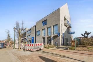 Ruime kantoren van ongeveer 256 m² met 5 parkeerplaatsen te koop, met een comfortabele en lichtrijke werkomgeving. De indeling maakt het mogelijk...