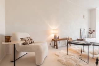 Stijlvol gerenoveerd appartement met 2 slaapkamers en zuidgericht terras in de gegeerde Elsdonkwijk<br /><br />Troeven van het appartement:<br />- Hoogwaardig en smaakvol gerenoveerd in 2026 <br />- Bewoonbare oppervlakte ca. 94 m² met een aangenaam zuidgericht terras van ca. 3 m² <br />- Riante lichtinval dankzij grote schuiframen met zicht op het groene straatbeeld en de karaktervolle boom vooraan <br />- Twee volwaardige slaapkamers (ca. 15 m² en 10 m²) <br />- Ruime en sfeervolle leefruimte (ca. 35 m²) met elegante sierhaard en geïntegreerde zitbank <br />- Open keuken afgewerkt met een verfijnd travertin werkblad en hoogwaardige inbouwtoestellen <br />- Praktische, aparte berging <br />- Stijlvolle badkamer met inloopdouche en travertin wastafel <br />- Gelegen op de tweede verdieping <br />- Garagebox optioneel aan te kopen voor €25.000 <br /><br />Ligging:<br />- Uitstekende bereikbaarheid richting Antwerpen, Brussel en Mechelen (E19) <br />- Gelegen in de uiterst gegeerde Elsdonkwijk: een rustige, residentiële omgeving met een centrale ligging <br />- Nabij scholen, winkels, openbaar vervoer en groene wandelparken <br /><br />Indeling (ca. 94 m²):<br />- Inkomhal met ingemaakte vestiairekast en gastentoilet <br />- Ruime, lichtrijke leefruimte (ca. 35 m²), afgewerkt met grote natuurstenen tegels (120x120) en een sfeervolle sierhaard die warmte en karakter brengt <br />- Open keuken (ca. 8 m²) in verfijnde Japandi-stijl, voorzien van een travertin natuurstenen werkblad en uitgerust met kwalitatieve toestellen (combi-oven/airfryer, koelkast met diepvries, vaatwasser en inductiekookplaat met geïntegreerde dampkap) <br />- Twee ruime slaapkamers (ca. 15 m² en 10 m²) op smaakvolle visgraat parket, waarvan één directe toegang biedt tot het gezellige, zuidgericht terras <br />- Badkamer met royale inloopdouche, harmonieus afgewerkt met dezelfde tegel als in de leefruimte voor een stijlvol en uniform geheel <br />- Aparte berging