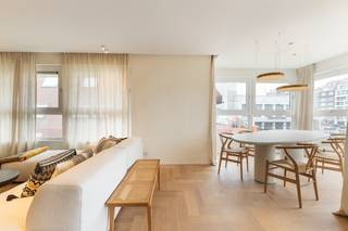 Knokke: Prachtig luxueus appartement te koop met 3 slaapkamers die compleet is gerenoveerd met open zicht op het Casino van Knokke en op 2...