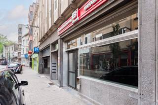 Dit veelzijdige handelsgelijkvloers van +/- 75m² met volwaardige kelder van +/- 65m² gelegen in de Diepestraat is omgeven door tal van andere handelszaken, wat bijdraagt aan een levendige commerciële uitstraling.<br /><br />Het pand beschikt over een ruime handelsruimte met een praktische en open indeling, waardoor het geschikt is voor uiteenlopende activiteiten. Dankzij de grote etalage geniet het pand van veel natuurlijke lichtinval en een uitstekende visibiliteit voor voorbijgangers. Het pand is voorzien van sanitair en een ruime kelder. <br /><br />Interesse? Neem gerust contact op voor meer informatie of een bezoek ter plaatse.