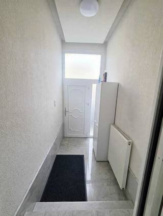 <h1><span>Karaktervolle gezinswoning met vier slaapkamers in de geliefde Groenenhoek</span></h1><p><span>Op zoek naar een woning waar je ruimte, een uitstekende ligging? Dan is deze charmante woning in de Groenenhoek absoluut een bezoek waard.</span></p><p><span>De Groenenhoek is al jaren één van de meest gegeerde woonwijken van Berchem. Je woont hier in een rustige, aangename omgeving met scholen, buurtwinkels, openbaar vervoer, station Antwerpen-Berchem en belangrijke invalswegen binnen handbereik. Voor een wandeling of een moment van ontspanning ligt ook het </span><span>Boulaerpark</span><span> op wandelafstand, net als verschillende gezellige handelszaken en horecagelegenheden.</span></p><h2><span>Een ruime leefverdieping</span></h2><p><span>Via de inkomhal kom je terecht in de royale leefruimte, waar de hoge plafonds en de mooie breedte onmiddellijk een aangenaam ruimtegevoel creëren. Dankzij de praktische indeling kan je hier moeiteloos een gezellige zithoek en een ruime eetplaats combineren.</span></p><p><span>Op het gelijkvloers bevinden zich eveneens een apart gastentoilet en de toegang tot de ruime, droge kelder, ideaal als extra bergruimte.</span></p><h2><span>Praktische keuken met tal van mogelijkheden</span></h2><p><span>Aansluitend vind je de afzonderlijke keuken, die perfect functioneel is maar ook heel wat mogelijkheden biedt voor wie graag moderniseert. Daarnaast is er nog een extra ruimte die je volledig naar eigen wens kan invullen, bijvoorbeeld als ontbijthoek, bureau, speelkamer of hobbyruimte.</span></p><p><span>Aan de achterzijde bevindt zich een overdekte koer. Deze ruimte kan eventueel worden omgevormd tot een gezellige stadstuin of patio.</span></p><h2><span>Vier volwaardige slaapkamers</span></h2><p><span>De woning beschikt over twee identieke verdiepingen. Zowel op de eerste als op de tweede verdieping vind je telkens twee ruime slaapkamers en een badkamer. Hierdoor beschikt de woning in totaal over vier slaapkamers, ideaal voor een groter gezin, thuiswerk of een combinatie van wonen en hobby.</span></p><h2><span>Extra troeven</span></h2><p><span>Vooraan beschikt de woning over een handige voortuin waar fietsen, afvalcontainers of extra groen een plaats kunnen krijgen. Bovendien is de elektriciteit conform en vormt de degelijke basis van de woning een uitstekend vertrekpunt voor wie op zoek is naar een woning die hij volledig naar eigen smaak wil afwerken.</span></p><p><span>Een woning met veel ruimte, een uitstekende ligging en bijzonder veel potentieel om er een warme thuis van te maken.</span></p>