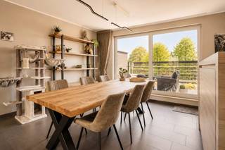 Ruim en energiezuinig appartement met echt (t)huisgevoel van maar liefst 141m² bewoonbare oppervlakte,4 slaapkamers, garage en zonneterras (34m²).
Op zoek naar ruimte, comfort en uitstekende ligging? Dan is dit verrassend ruime, energievriendelijk appartement precies wat u zoekt!
De vele én degelijk afgewerkte ramen zorgen voor een heerlijk, natuurlijke lichtinval,.
Dankzij de centrale ligging bevindt u zich op wandelafstand van het winkelcentrum, de sporthal ,scholen en uitvalsweg naar de autostrade.
Bovendien uitstekende bereikbaarheid van het openbare vervoer, met een treinstation vlakbij en een bushalte voor de deur.
Een ideale woonst voor wie van van ruimte, comfort en vlotte bereikbaarheid scholen, openbaar vervoer etc houdt.
Buitenkans en plan snel uw bezoek of bel voor info met uw makelaar, Yannick Martinet 011/76 76 76